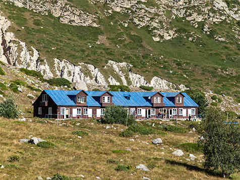Спальный корпус в лагере Безенги Жилой корпус в лагере Безенги