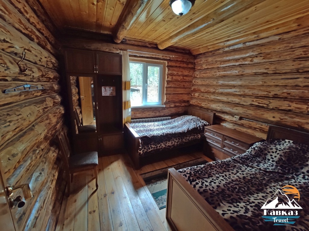 На фото тандартный двухместный номер в срубе