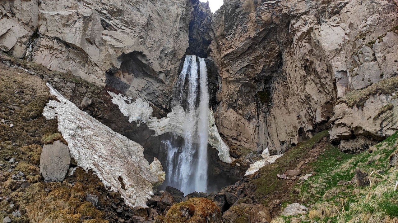 Водопад на реке Кызылкол, пока еще чистый и прозрачный